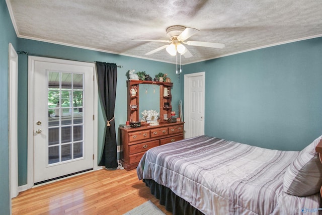 bedroom featuring ceiling fan, light hardwood / wood-style flooring, a textured ceiling, and ornamental molding