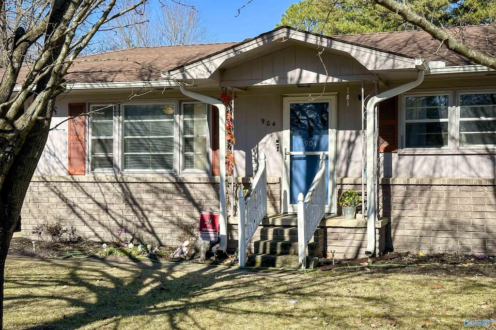 view of front of property with a front lawn