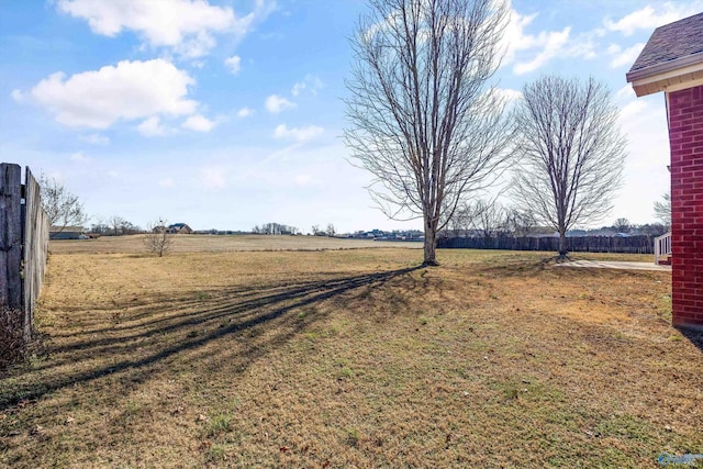 view of yard featuring a rural view