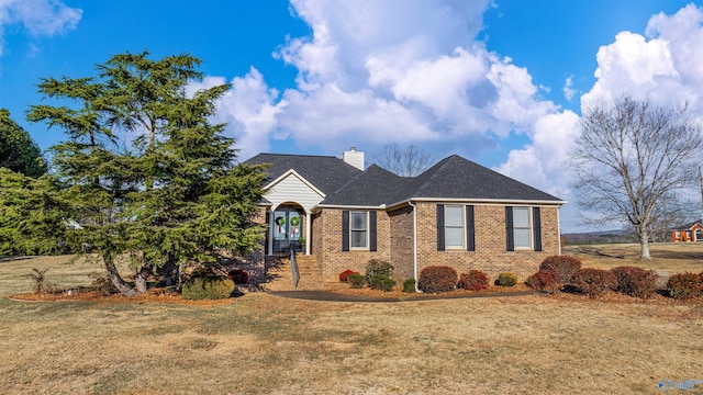 view of front facade with a front yard