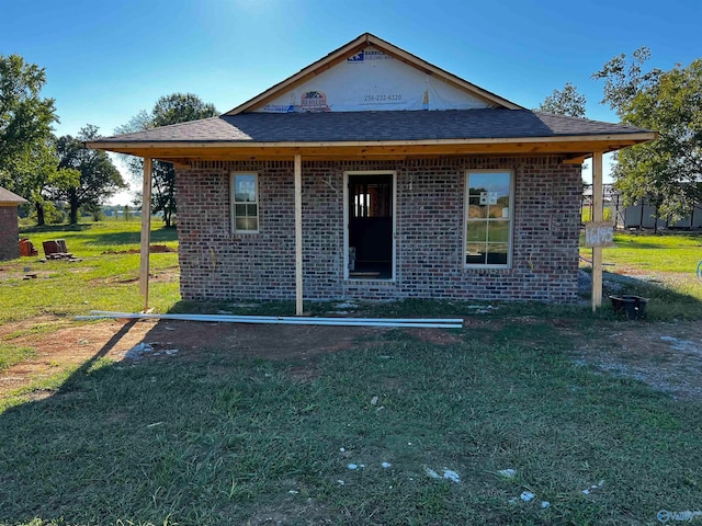 bungalow featuring a front yard