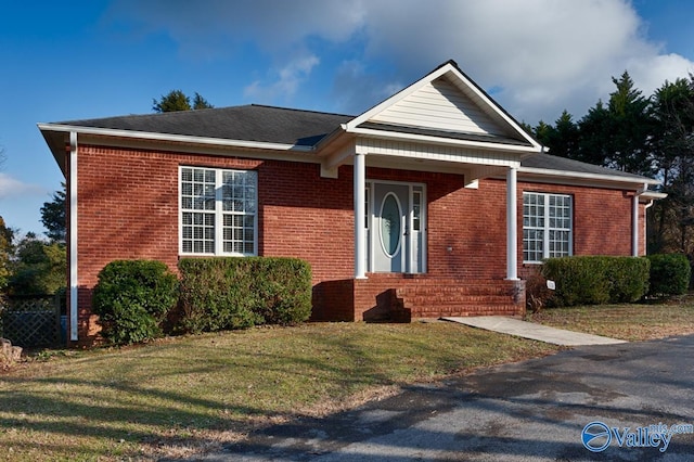 view of front of property featuring a front yard