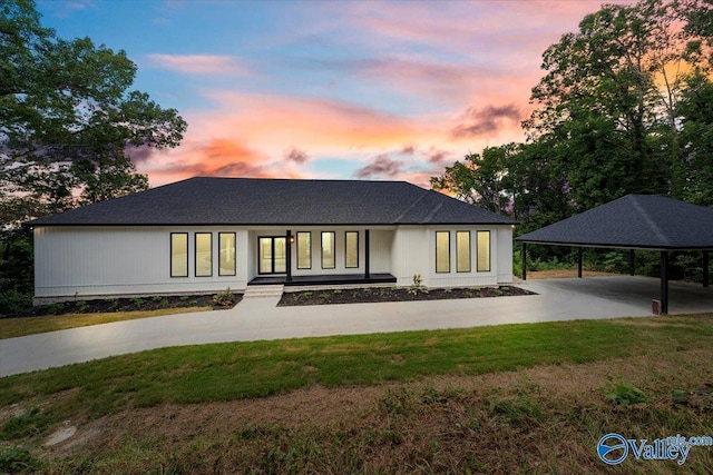 view of front of home featuring a carport and a lawn