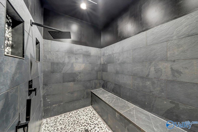 bathroom featuring tiled shower