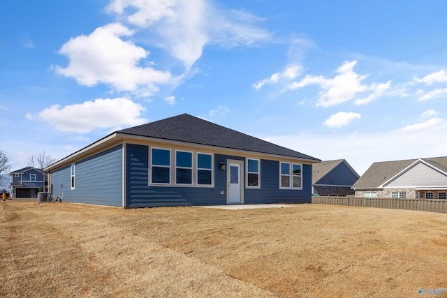 view of front facade featuring a front lawn