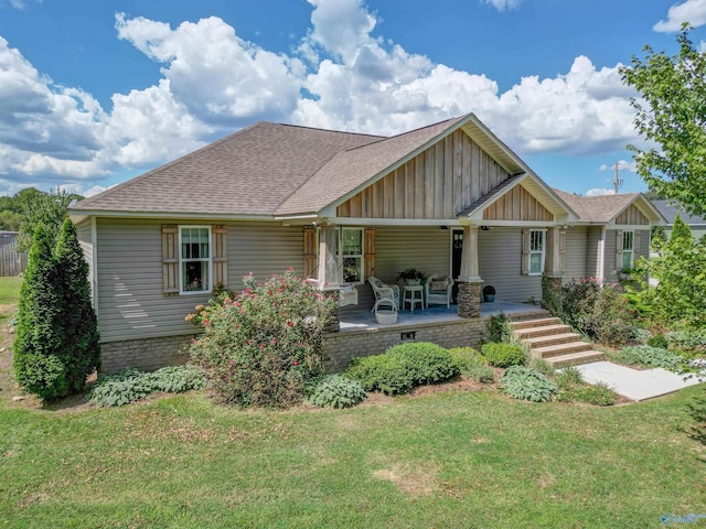 view of front facade with a front lawn