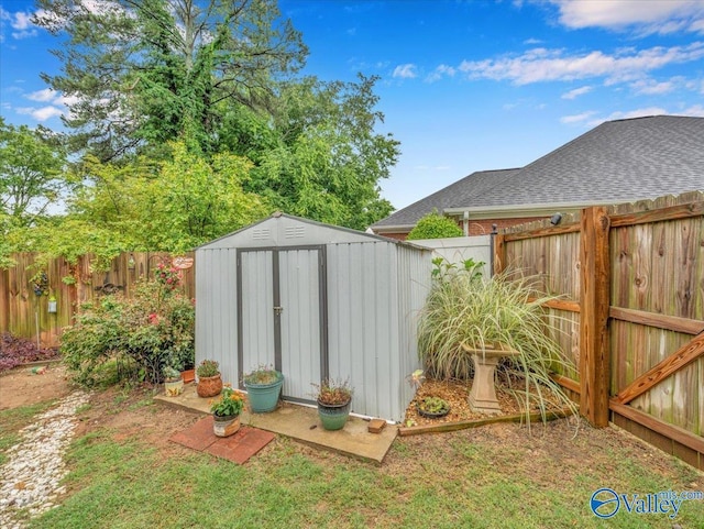 986 Tracey Ln, Decatur, AL 35601 - view of shed with a fenced backyard