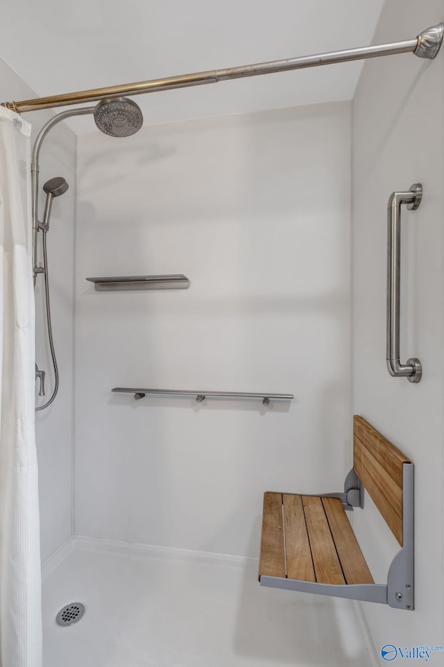 bathroom featuring a shower with shower curtain