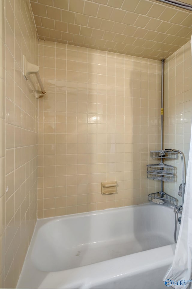 bathroom featuring tiled shower / bath