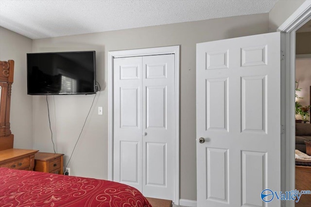 bedroom featuring a textured ceiling and a closet