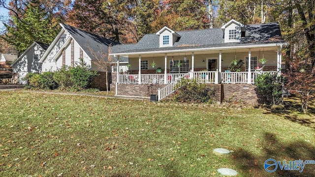 view of front facade featuring a porch and a front yard