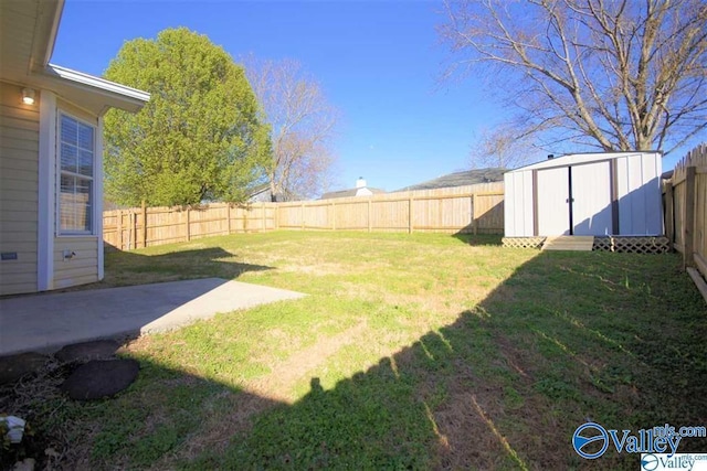 view of yard featuring a fenced backyard, an outdoor structure, a storage shed, and a patio