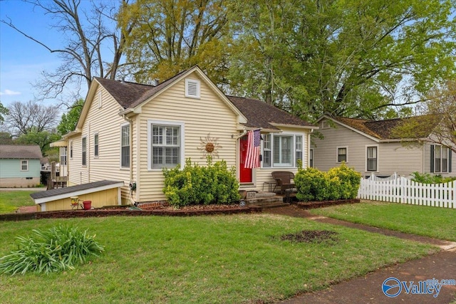 view of front of home featuring a front yard and fence