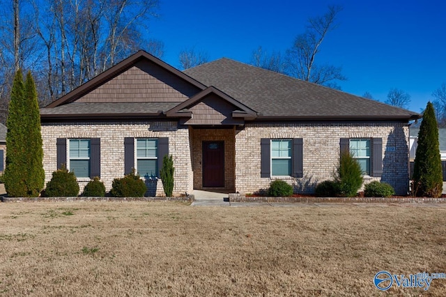 view of front of property featuring a front lawn