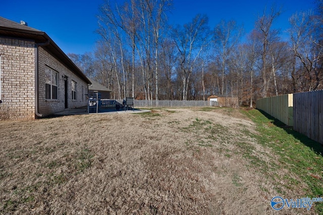 view of yard featuring a shed