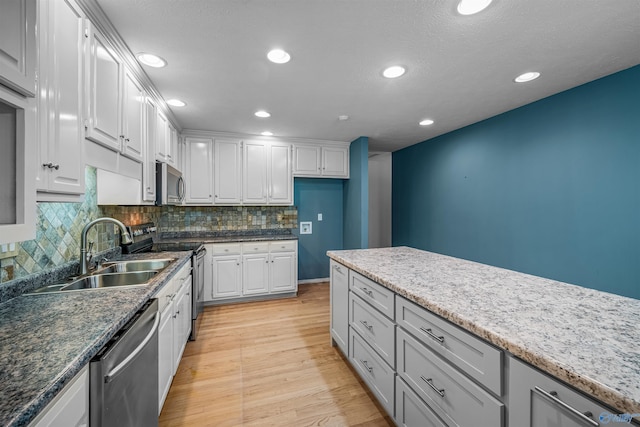 2211 Pumpkin Center Rd NE, Fort Payne, AL 35967 - kitchen with stainless steel appliances, a sink, light wood-style floors, backsplash, and recessed lighting