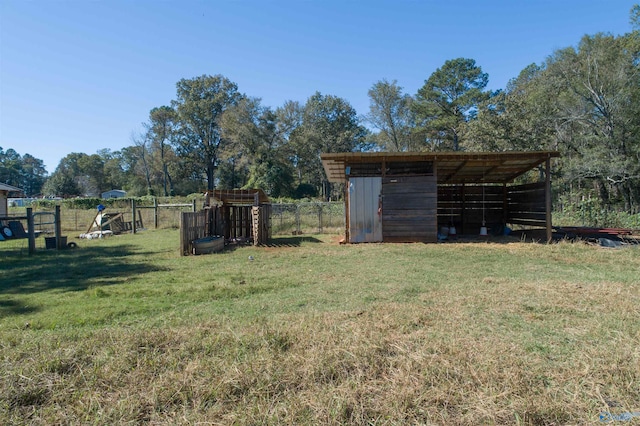 view of yard with an outbuilding