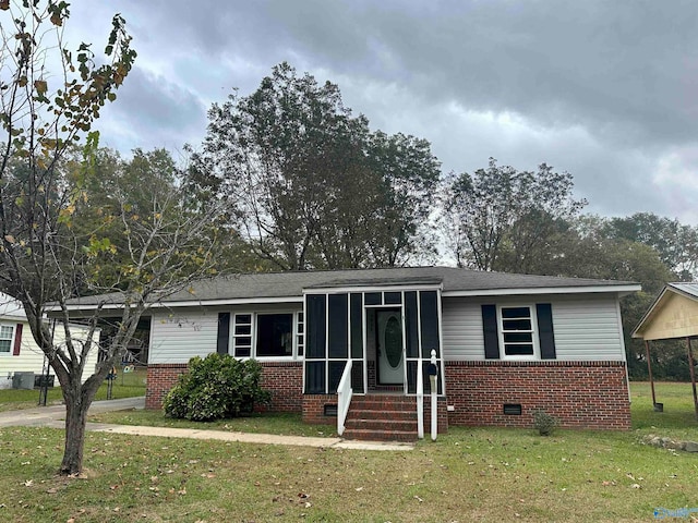 view of front facade featuring a sunroom and a front yard