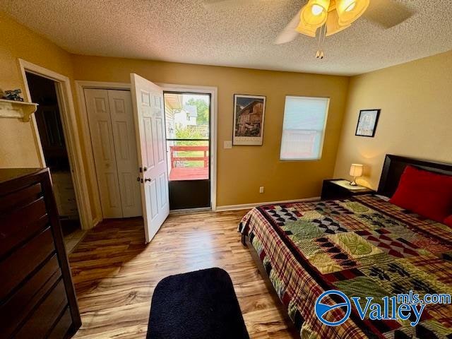 bedroom with light hardwood / wood-style floors, a textured ceiling, and ceiling fan