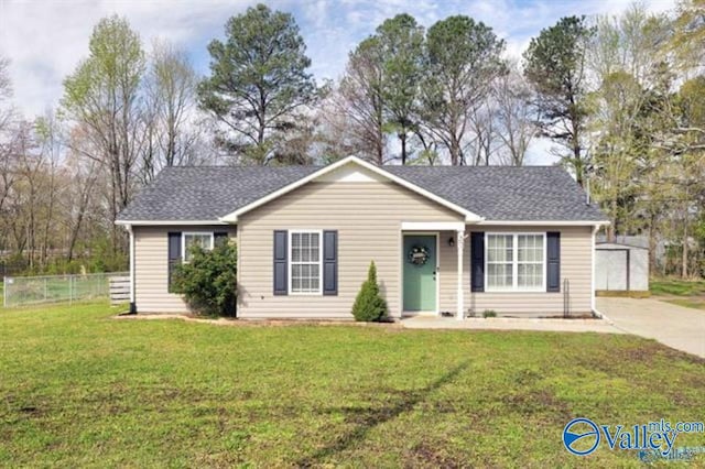 ranch-style house featuring a front lawn