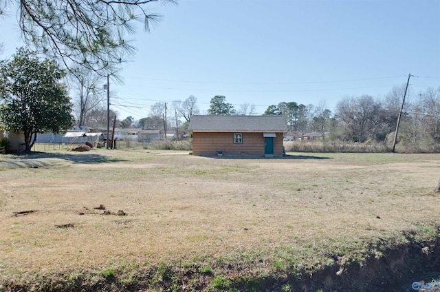 view of yard featuring an outbuilding