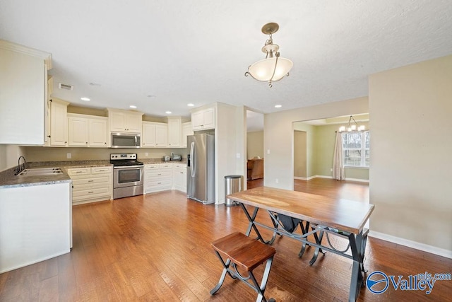 dining space with recessed lighting, visible vents, light wood-style flooring, and baseboards