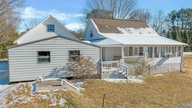 view of front of property featuring a porch and a front yard