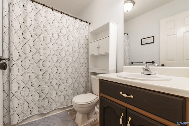 full bathroom featuring vanity, a shower with shower curtain, and toilet