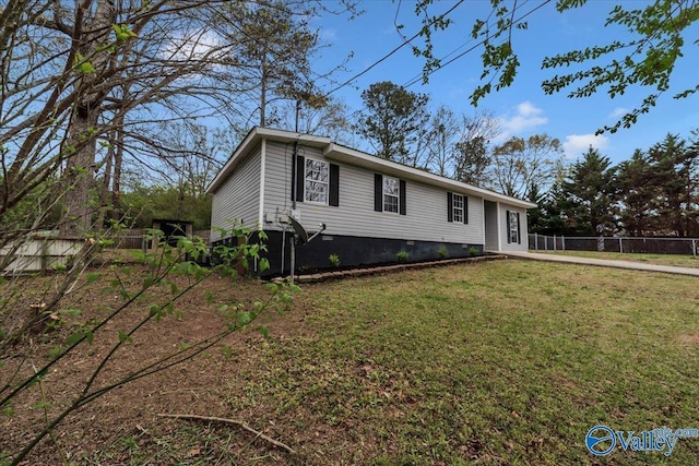 ranch-style house with fence and a front lawn