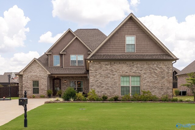 craftsman inspired home featuring a front lawn