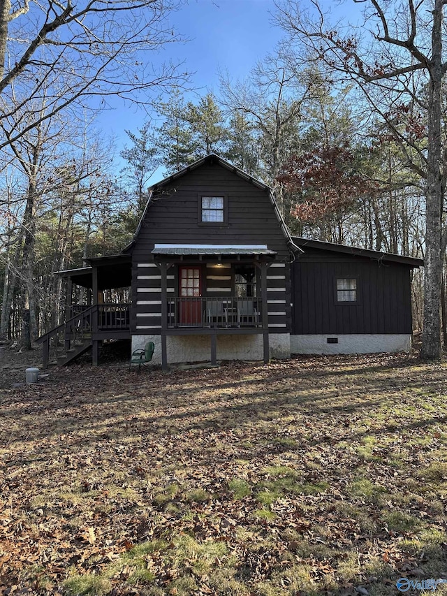 view of front of house featuring crawl space and a gambrel roof