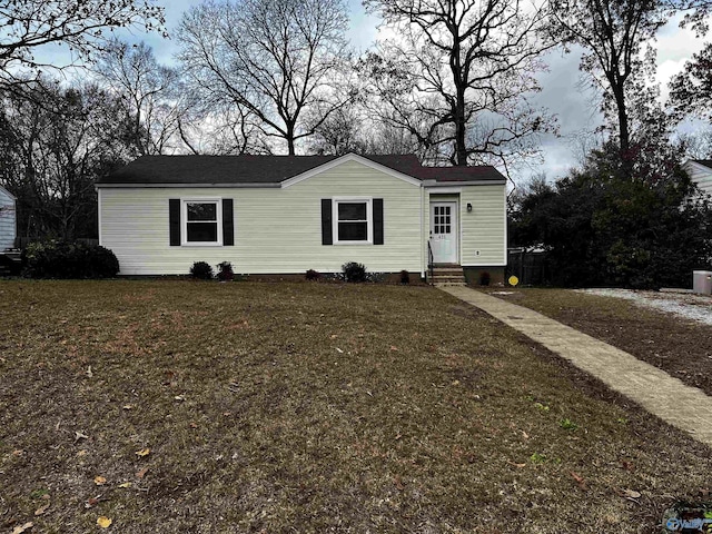 view of front of home featuring a front lawn