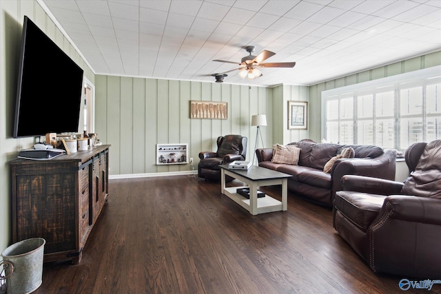 living area with dark wood-type flooring and a ceiling fan