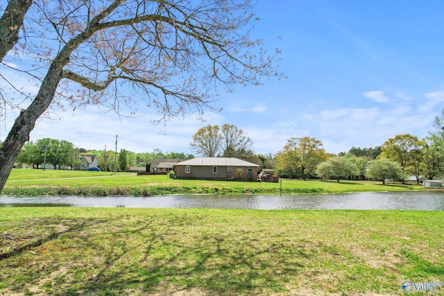 view of yard featuring a water view