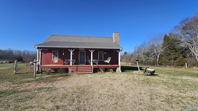 view of front of house with covered porch and a front lawn