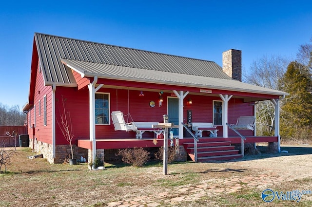 view of front of property featuring covered porch