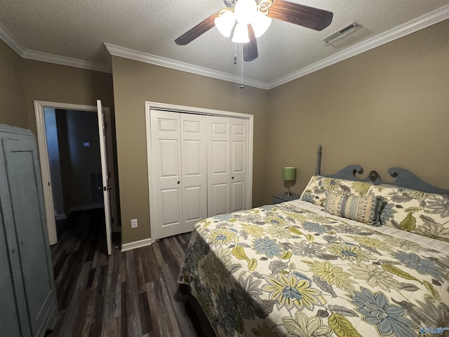504 Sussex Dr SW, Huntsville, AL 35824 - bedroom featuring dark wood-style floors, a textured ceiling, a closet, a ceiling fan, and crown molding