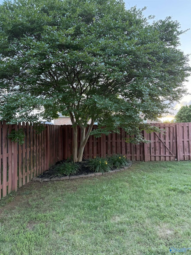504 Sussex Dr SW, Huntsville, AL 35824 - view of yard