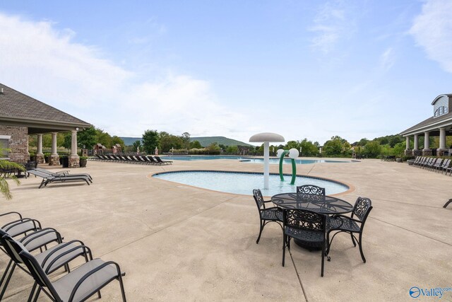 view of yard with an outdoor hangout area and a patio area