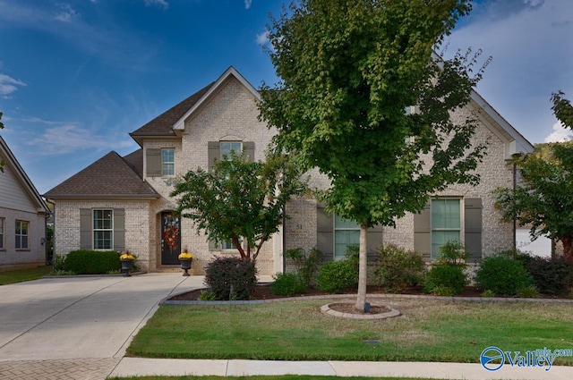 view of front of property featuring a front lawn