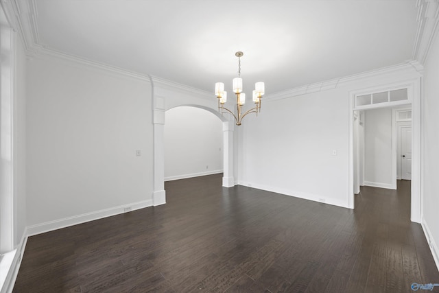 empty room with crown molding, dark wood-type flooring, and a notable chandelier