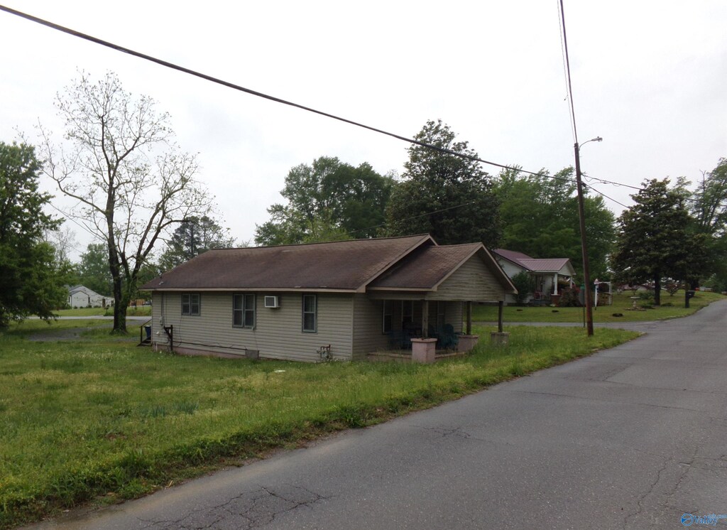 view of front facade featuring covered porch and a front lawn