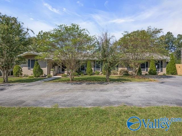 view of front of home featuring a front lawn