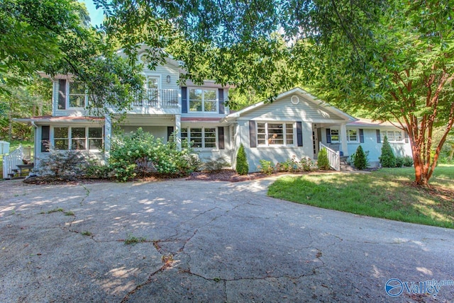 view of front of property featuring a front yard