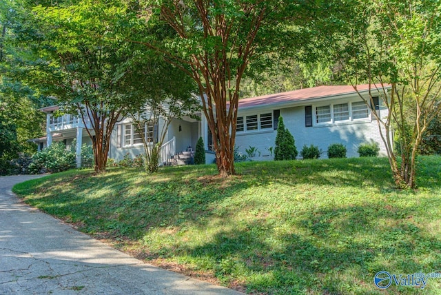 view of front of home featuring a front yard