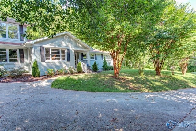 view of front of house featuring a front lawn