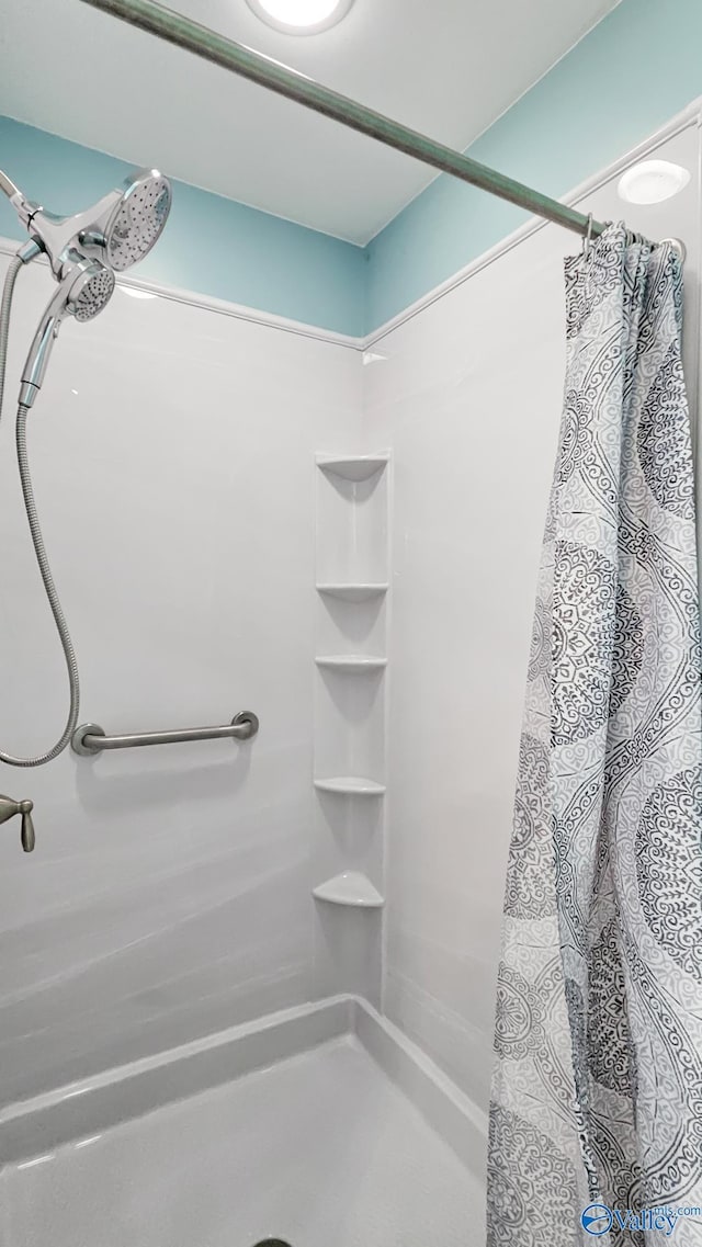 full bathroom featuring a shower with curtain