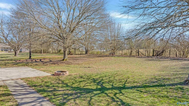 view of yard featuring an outdoor fire pit