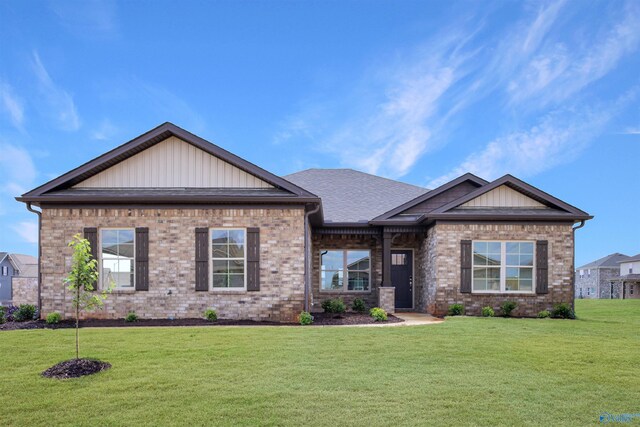 craftsman-style house featuring a front lawn