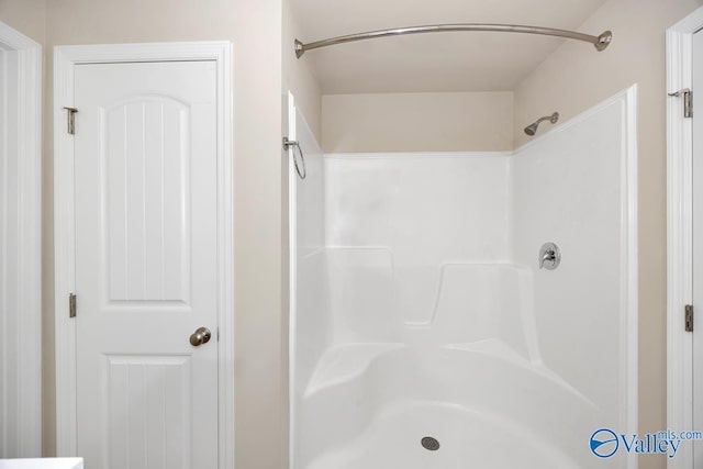 104 Summer Pointe Ln, Madison, AL 35757 - full bath featuring a shower